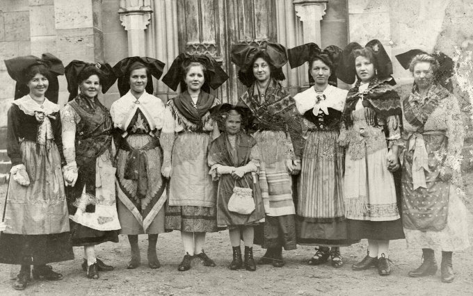 84 - Les alsaciennes devant l'église de Wihr vers 1920