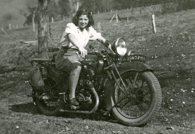 109 - Baldenberger Marguerite chevauchant sa moto