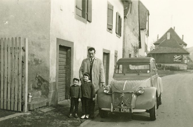 175 - Mundel Fernand avec ses deux enfants devant leur 2CV