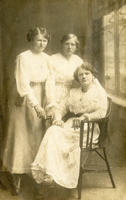 237 - Bieler Joséphine assise, avec ses deux soeurs, Marie à gauche et Rosalie