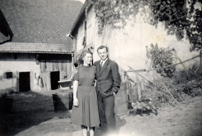 31 - Klinklin Bernadette et Leroy Jean-Pierre dans la cour de la ferme