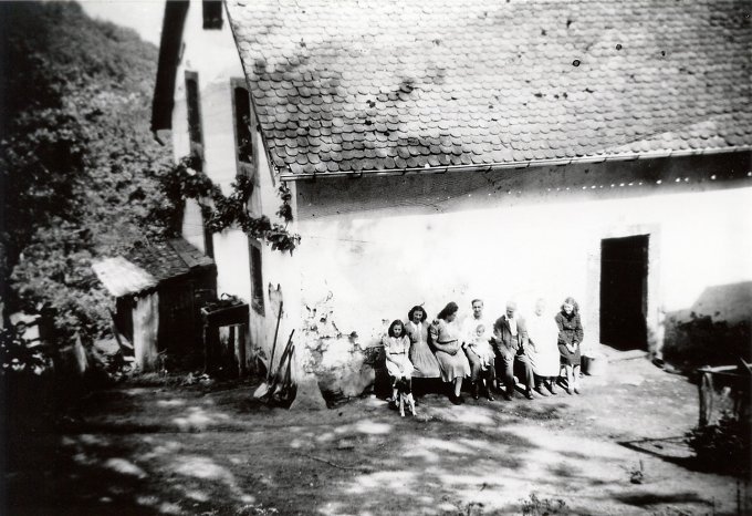 24 - Petite réunion dans la cour de la ferme du Stauffen