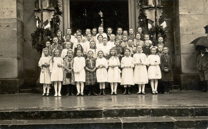 33 - Devant l'église en 1923