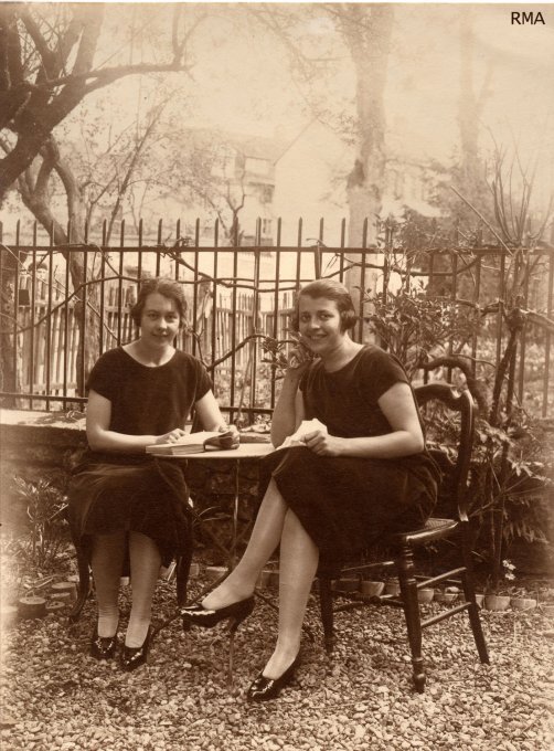 11 - Les jumelles Dormoy : Yvonne à Gauche et Jeanne à droite, le 4 avril 1945