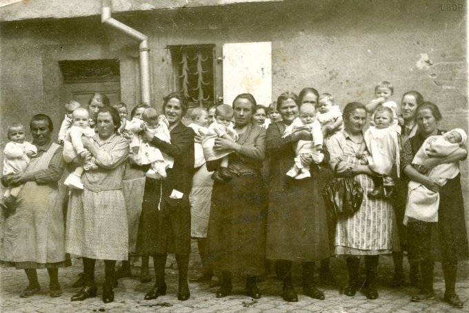 029 - La "présentation" des bébés en 1929 (die bonbala-schoï)
