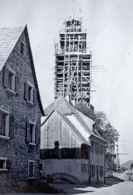 17 - Le clocher en reconstruction en 1952