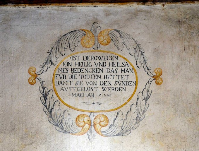 09 - L'ossuaire à l'intérieur de la chapelle ; une peinture sur le mur à droite :  pour cette raison, c'est une pensée sainte et salutaire que de prier pour les morts afin qu'ils soient délivrés des péchés