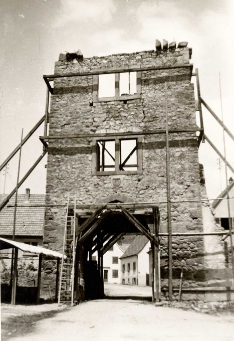 04 - La tour est consolidée par les services de l'administration allemande d'occupation.
