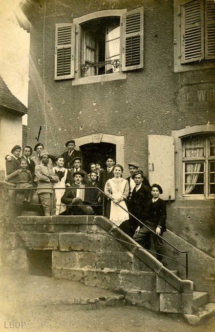 22 - Sur l'escalier de l'ancienne maison de Stihlé Henri, qui était à l'emplacement de l'actuel n° 4 Grand-rue