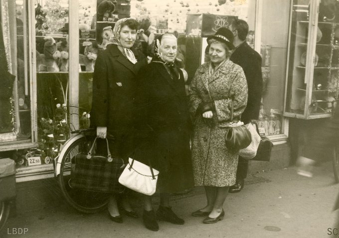 22 - Devant une vitrine du magasin "Aux villes de France", pendant la période de Noël en 1962