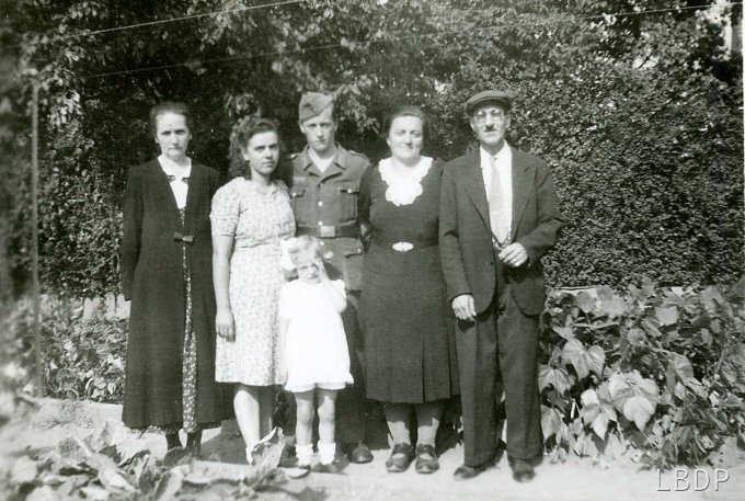 28 - Adèle et Joseph à la Roberstau à Strasbourg en 1944