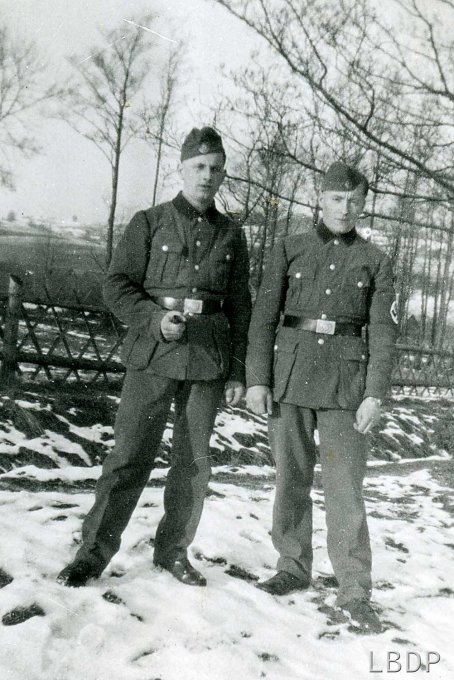 27 - Joseph avec un copain en 1942