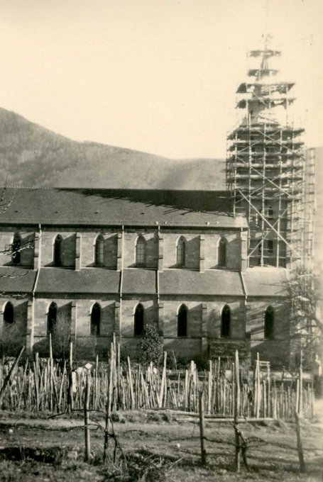 13 - La reconstruction du clocher de l'église de Wihr-au-Val en 1952