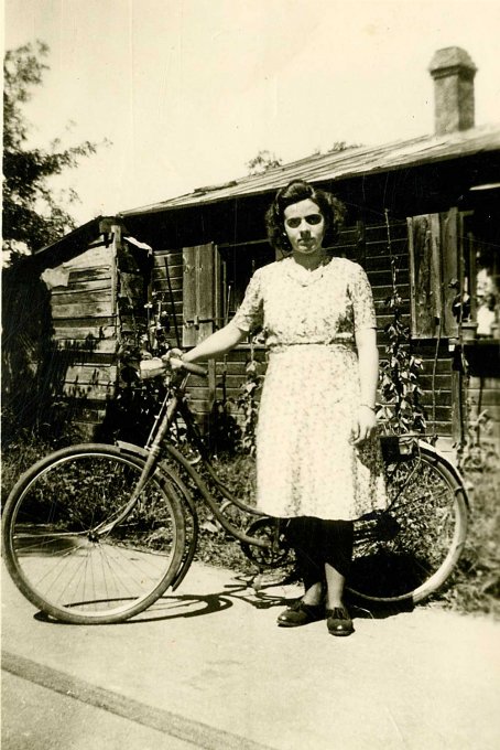 079 - Adèle avec son nouveau vélo devant la baraque N°26 dans le quartier Holtzwihr