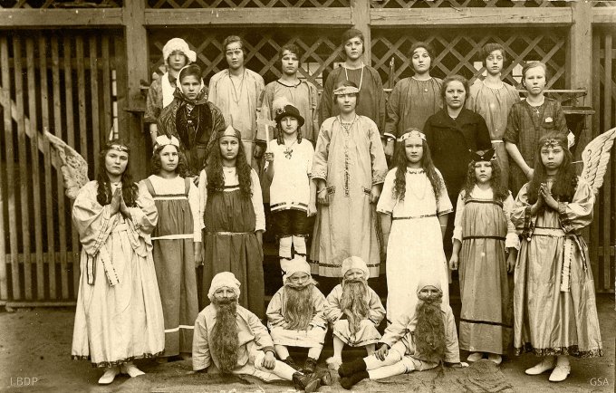 12 - Le théatre par les écoliers vers 1928