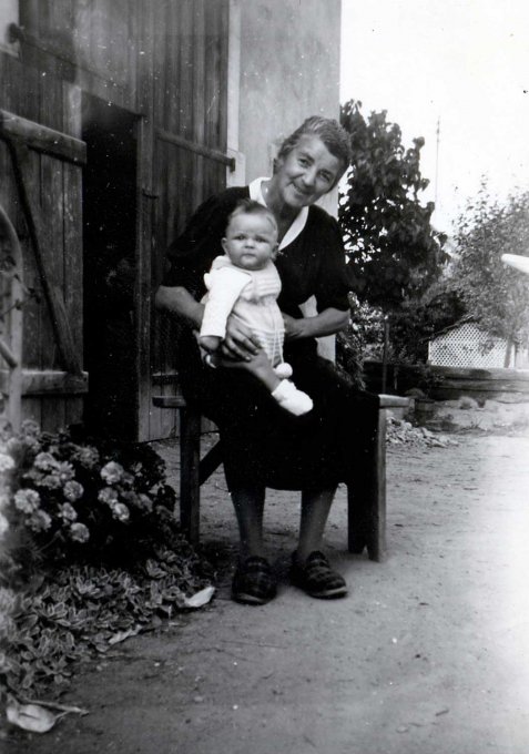 23 - Zeh Eugénie avec son petit fils