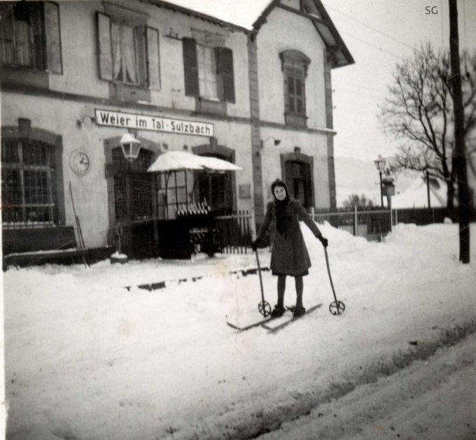 11 - Schmidlin Fernande devant la gare de Wihr-au-Val le 10 janvier 1944