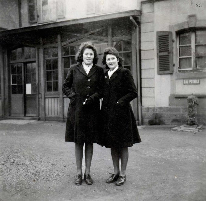 10 - Meyer Marinette et Schmidlin Fernande devant la gare de Wihr-au-Val le 10 janvier 1944. Le père de Fernande était le chef de gare à Wihr.