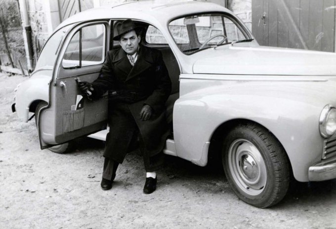 70 - Gérard Henri assis dans une Peugeot 203
