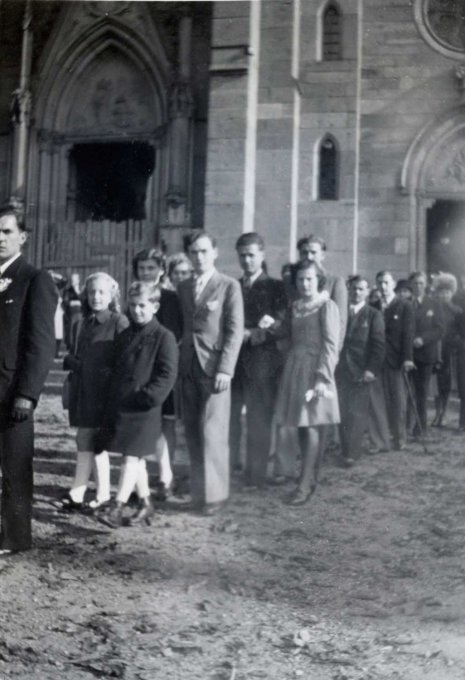 30 - Mariage devant l'église en 1946