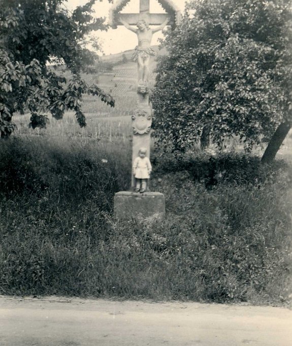 13 - Beyer André en 1948, au pied de la Croix qui se trouve toujours route de Walbach