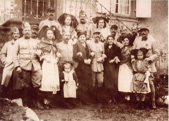 122 - Devant l'hôpital de Wihr-au-Val en 1918
