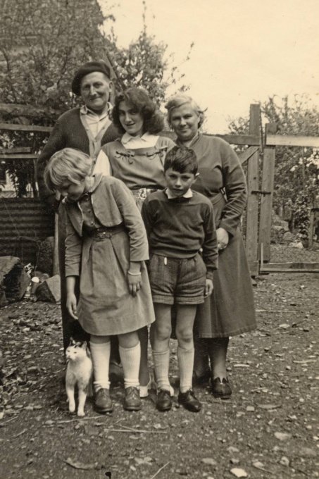 138 - Photo de famille dans le jardin