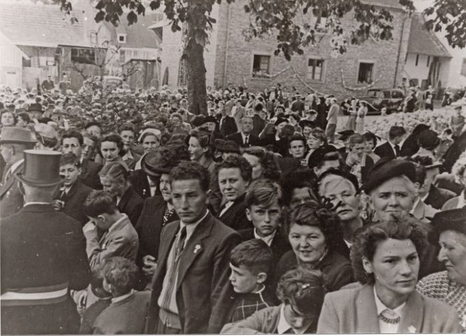 06 - Devant l'église en 1954