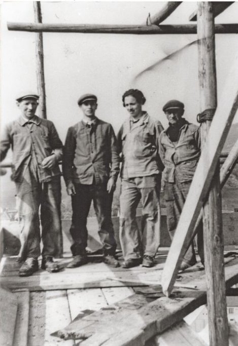 21 - Une équipe de maçons sur les échafaudages lors de la reconstruction du clocher de l'église de Wihr-au-Val en 1951