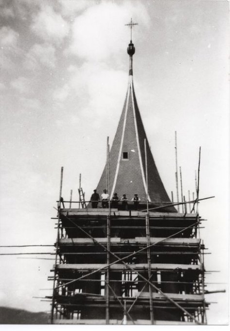 20 - La reconstruction du clocher de l'église de Wihr-au-Val en 1951