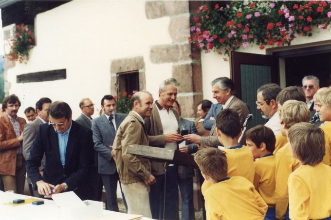 16 - L'inauguration du Club House en août 1981 - Remise de médaille
