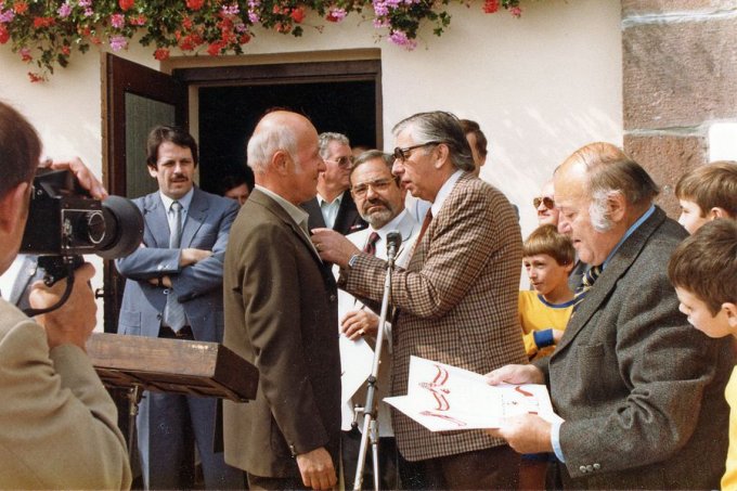 06 - L'inauguration du Club House en août 1981 - Remise de médaille