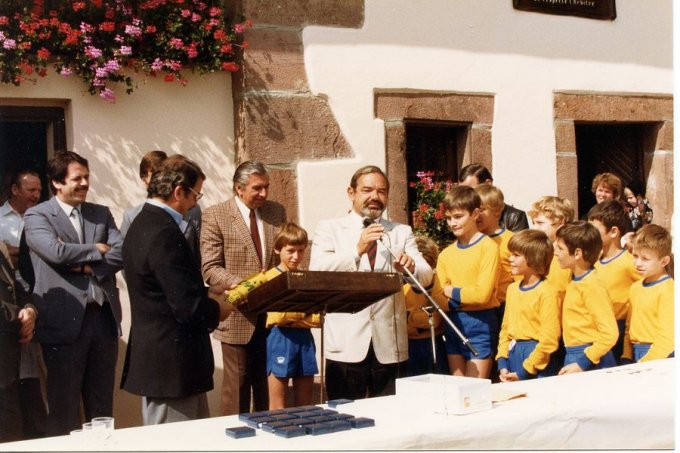 07 - L'inauguration du Club House en août 1981 - Remise de médaille