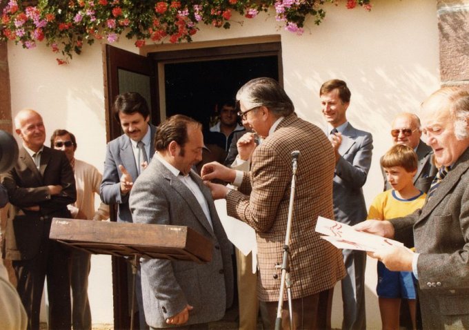10 - L'inauguration du Club House en août 1981 - Remise de médaille