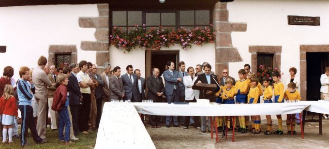 13 - L'inauguration du Club House en août 1981 - Remise de médaille