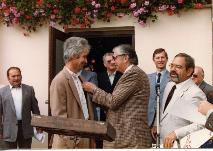 12 - L'inauguration du Club House en août 1981 - Remise de médaille
