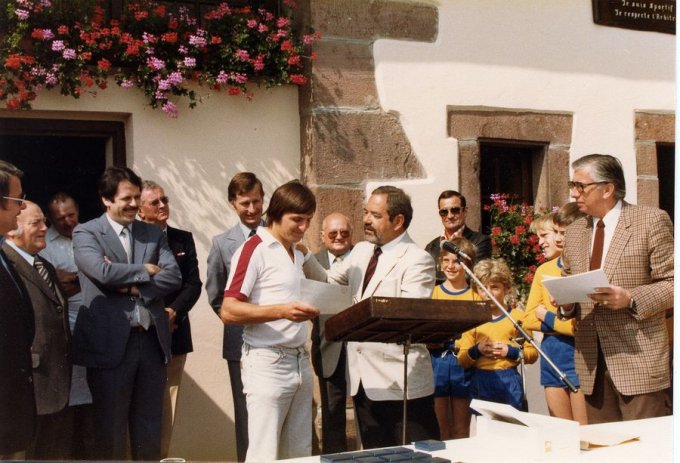 17 - L'inauguration du Club House en août 1981 - Remise de médaille