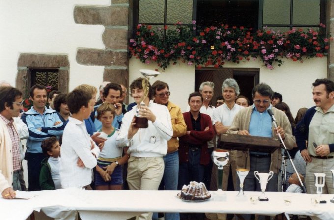 18 - L'inauguration du Club House en août 1981 - Remise de coupe