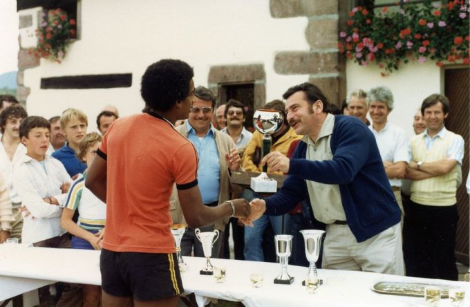 21 - L'inauguration du Club House en août 1981 - Remise de coupe