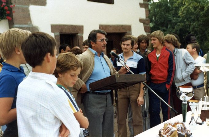 23 - L'inauguration du Club House en août 1981 - Remise de coupe