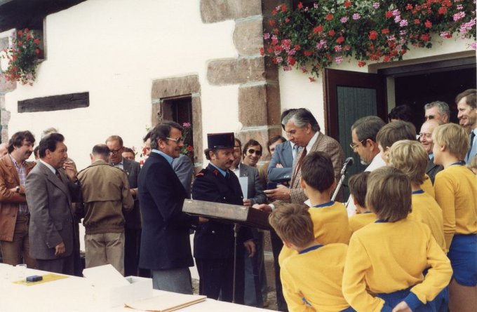 15 - L'inauguration du Club House en août 1981 - Remise de médaille