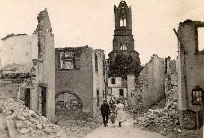 10 - Stihlé Henri, Bernard et Eugénie (vus de dos) dans les ruines de Wihr au Val, en 1940