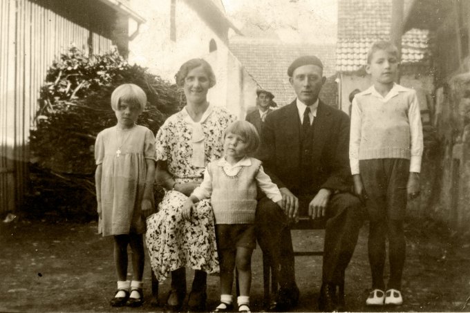 05 - La famille Wisson en 1936 près de leur maison avant la destruction du village en 1940