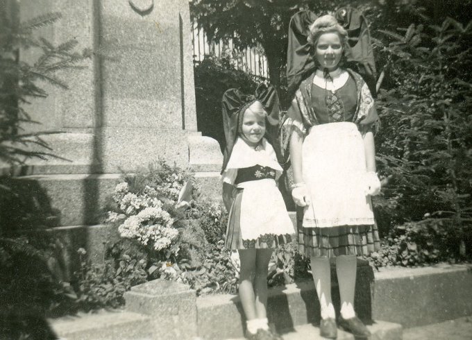 20 - En 1945, Simone et Irma Wisson devant le monument aux morts
