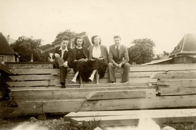 14 - Sur la place de l'école en 1950
