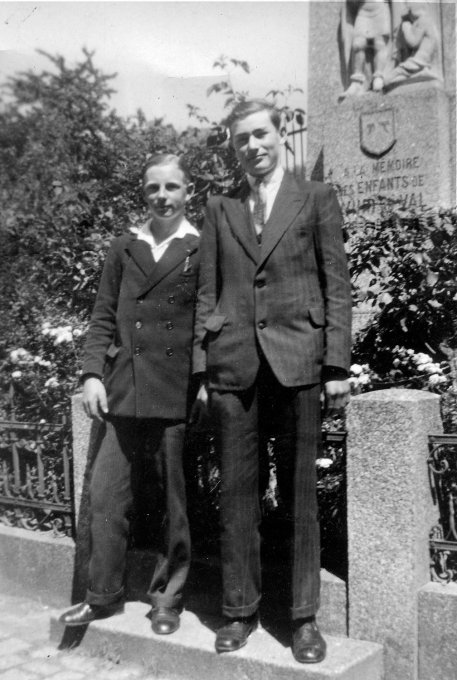 03 - Vers 1937, devant le monument aux morts