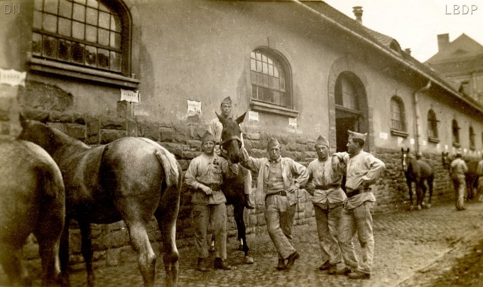 20 - Zaepfel Louis, à gauche, dans une caserne dans le Doubs