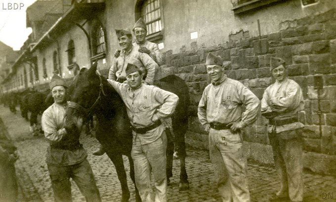 13 - Zaepfel Louis, à gauche, dans une caserne dans le Doubs