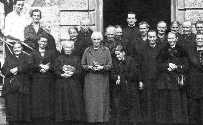 057 - A Oderen, en 1929, devant la chapelle Notre-Dame du Bon Secours-Détail 1