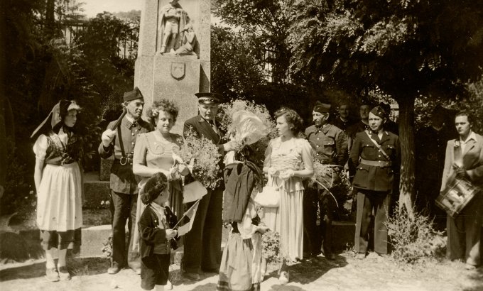 03 - La fête de la musique du  14 juillet 1949 devant le monument aux morts
